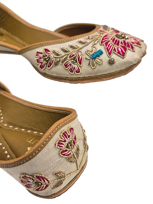 embalished heavy embrodery juttis padam