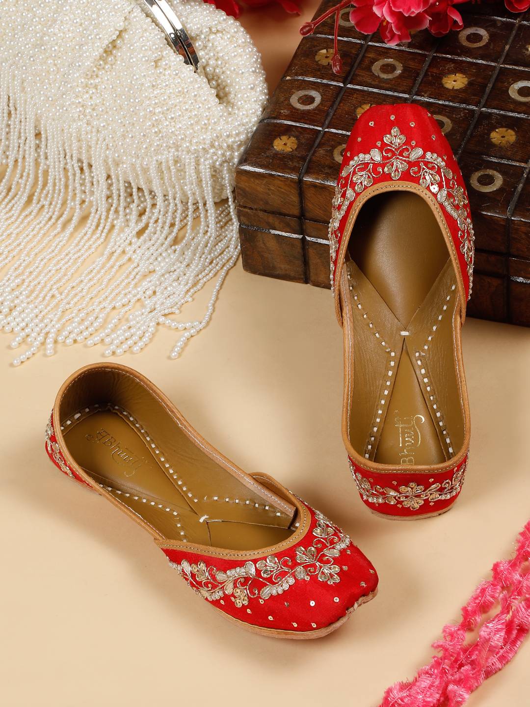 SCARLET EMBELLISHED JUTTI