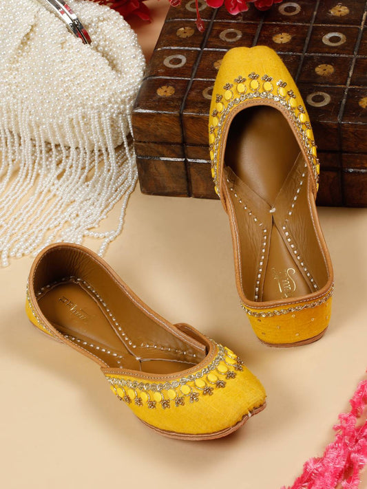 SUN GLOW EMBELLISHED JUTTI