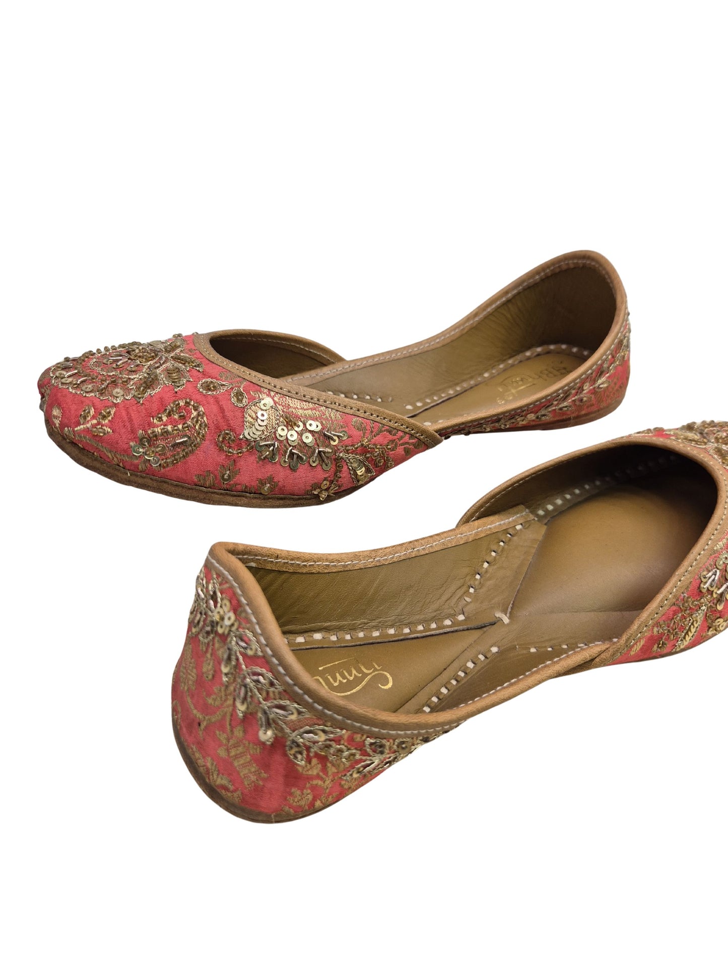 embalished heavy embrodery juttis peach banarsi