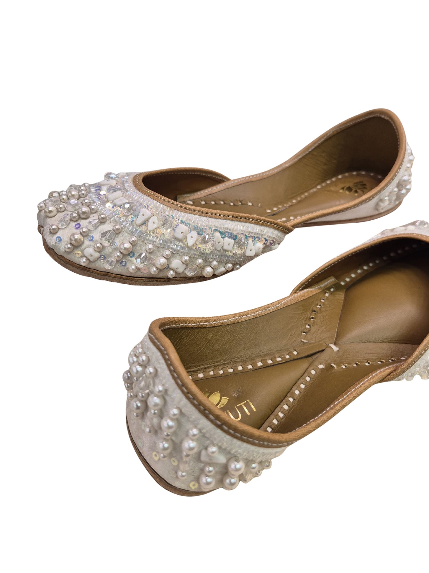 embalished heavy embrodery juttis pearl perfect