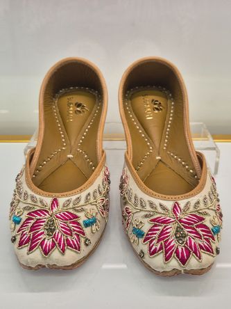 embalished heavy embrodery juttis padam
